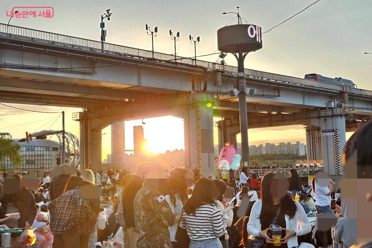 저물녘이 되자 축제의 장은 낭만의 열기로 물들었다. &copy;강다영