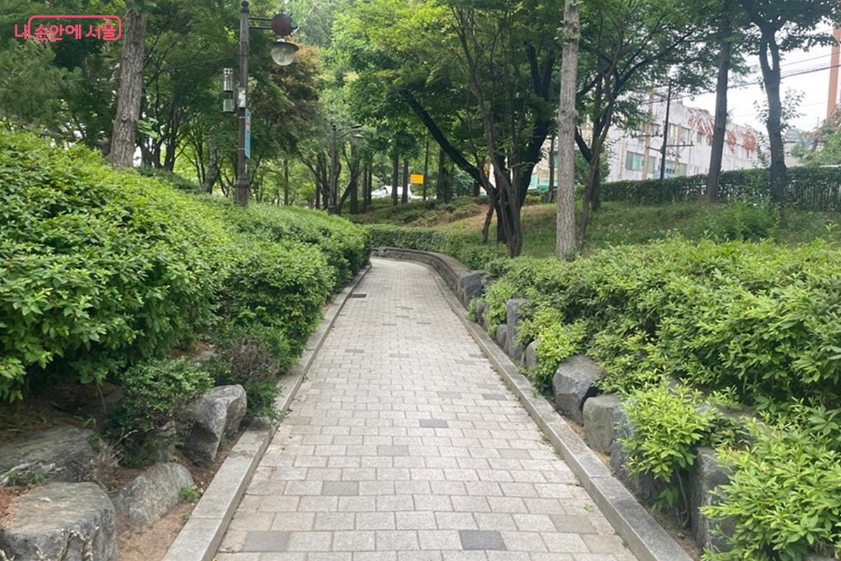 신길근린공원 일반 길목 ⓒ임윤아 