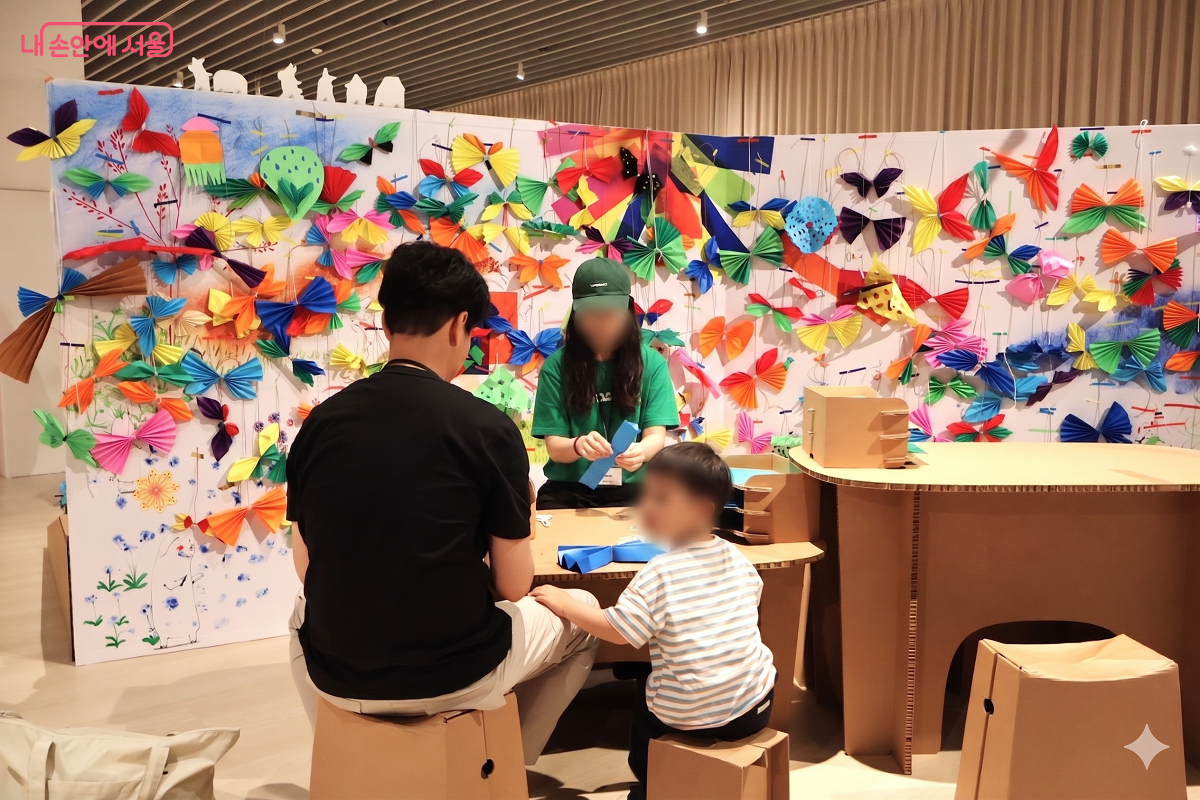 가족이 함께 하는 종이접기 체험 공간 &copy;김대진