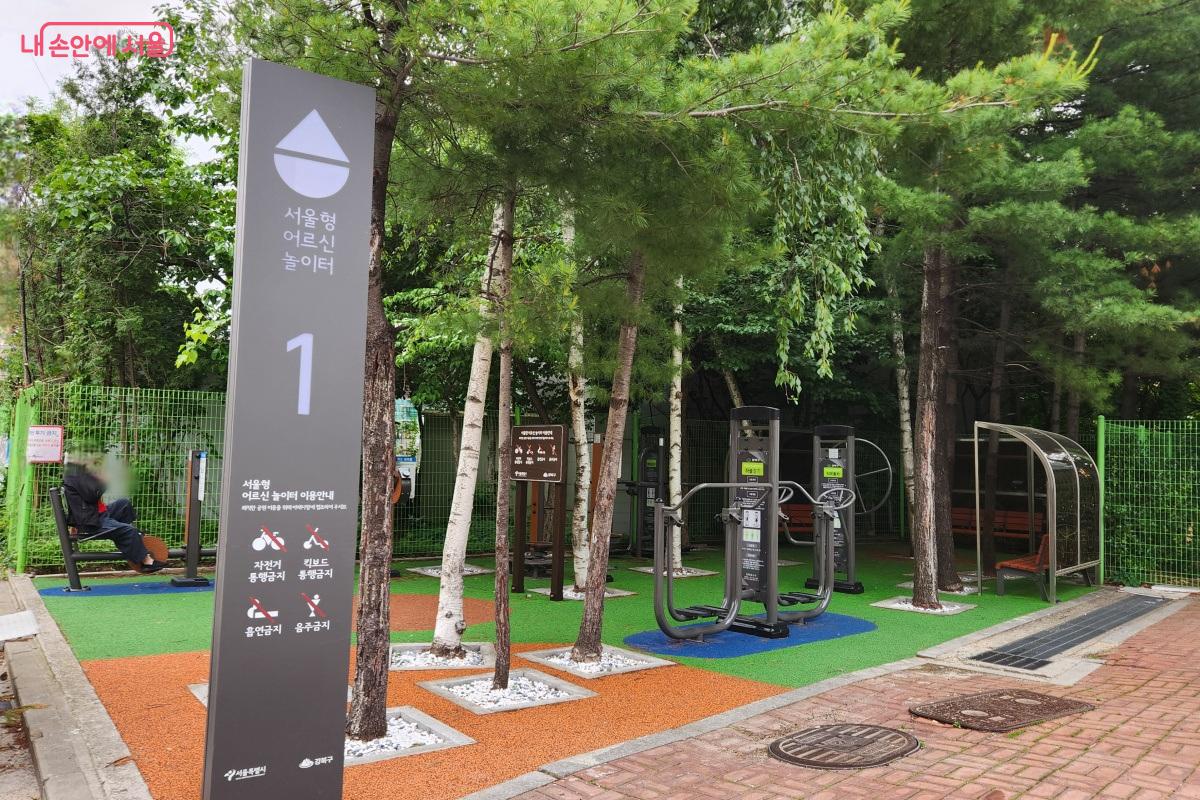 어르신들이 운동을 하고, 교류도 하는 &lsquo;서울형 어르신 놀이터&rsquo; &copy;김미선