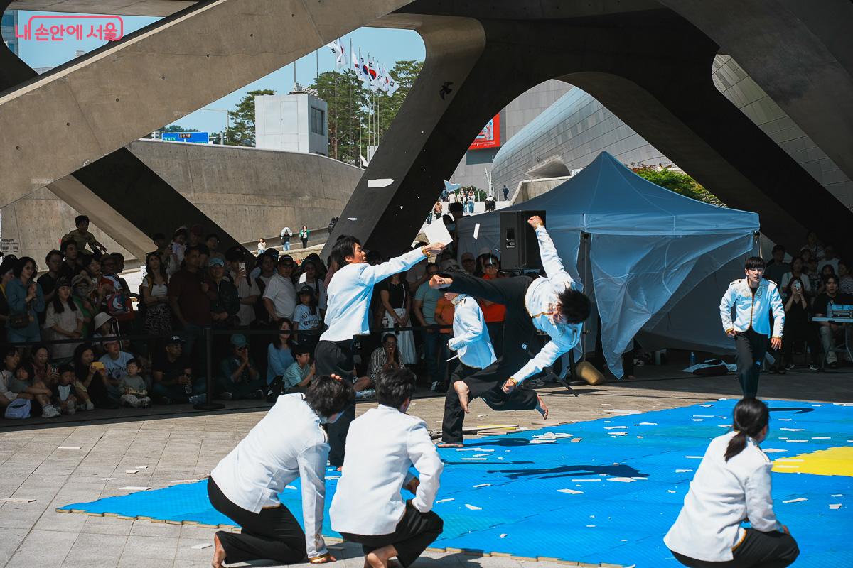 피날레를 향해 가는 클라이맥스 구간. 공중으로 몸을 날리는 퍼포머와 매트 위 팀원들의 움직임이 한 장면 안에 담겼다. &copy;김성무