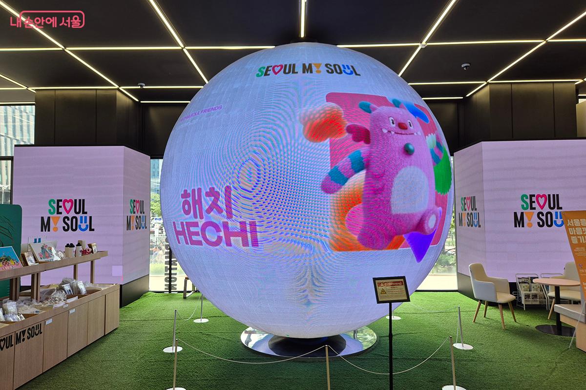 서울관광플라자점은 종로구 청계천변에 위치해 청계천 관광과 동시에 즐길 수 있다. ©정향선