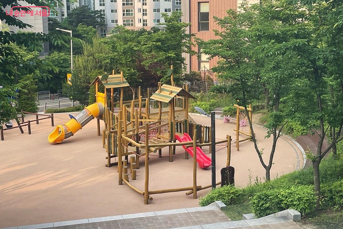쌍룡산어린이공원의 어린이놀이터 &copy;임윤아 