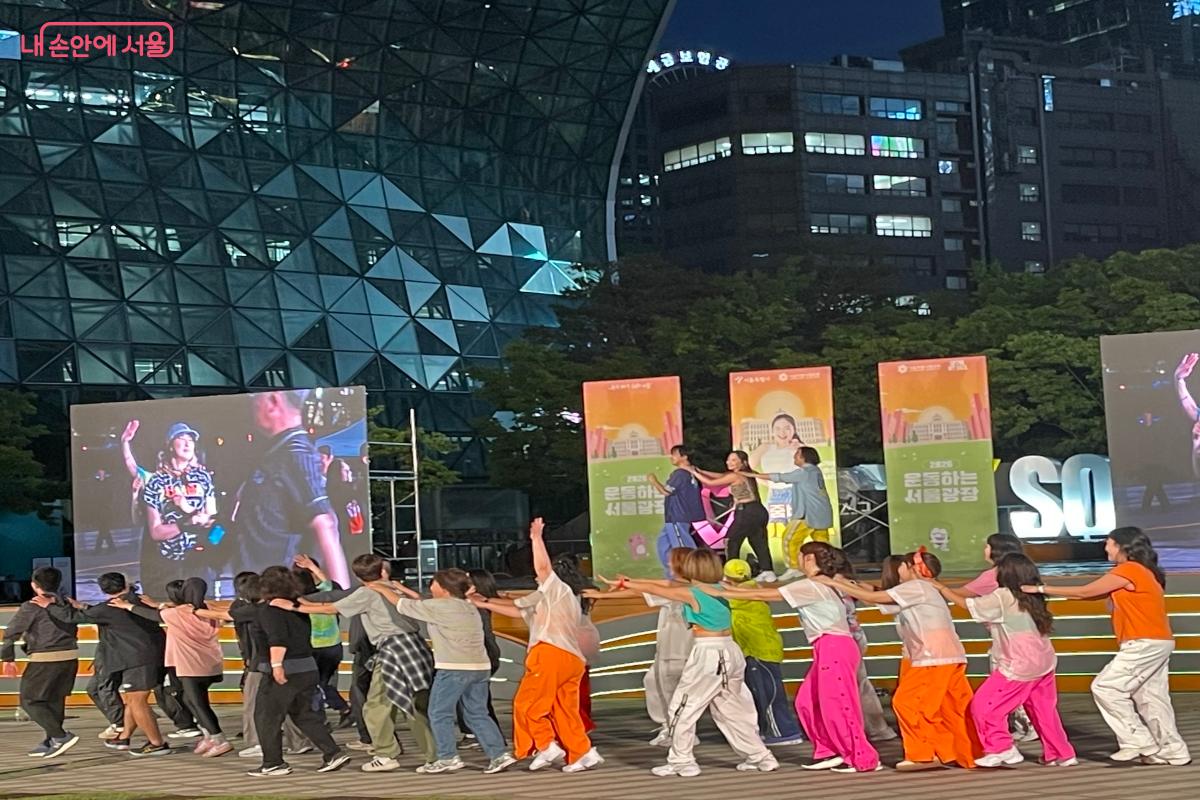 줌바 댄스를 추며 모두가 운동으로 하나 된 참가자들 ⓒ이정민   