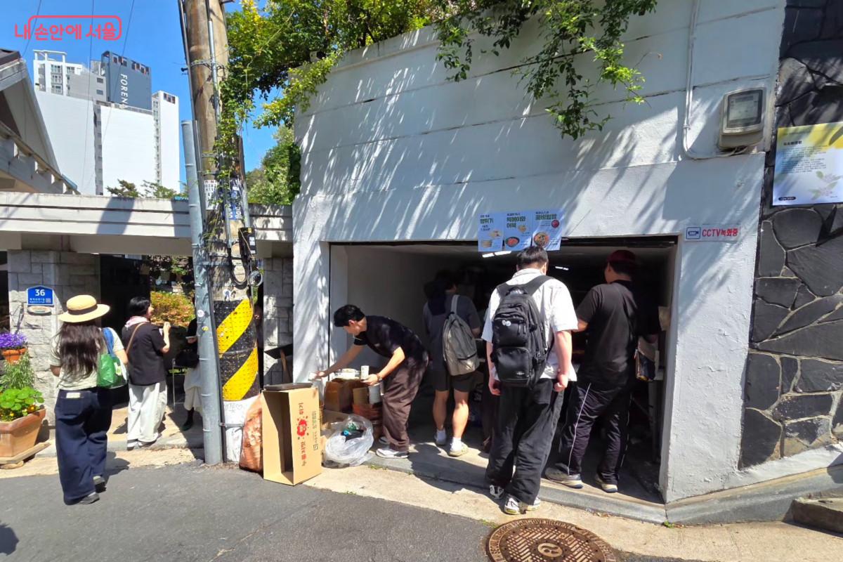 방문객들을 위해 운영된 임시 식당 앞에 줄을 선 사람들 &copy;최정윤