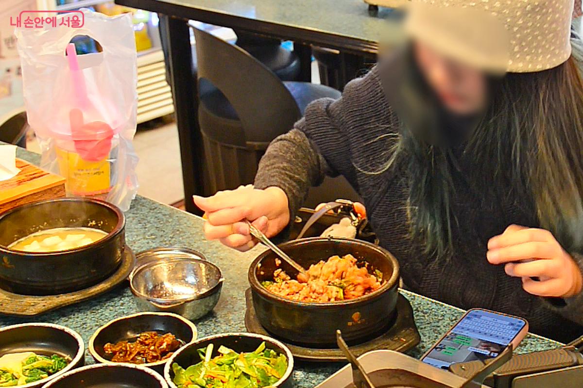 맛있게 흑미 비빔밥을 먹는 외국인 관광객 ⓒ오도연