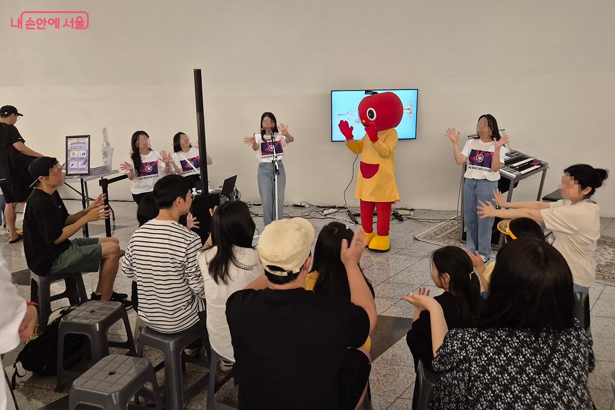 어린이 참가자들을 위해 드럼과 친해지는 '도레미 컬러링' 행사가 열렸다.