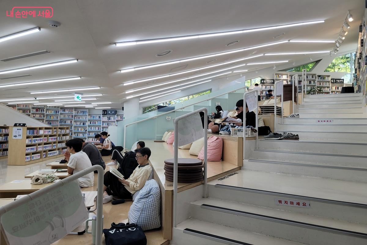 내를건너서숲으로도서관 열람공간 &copy;조연