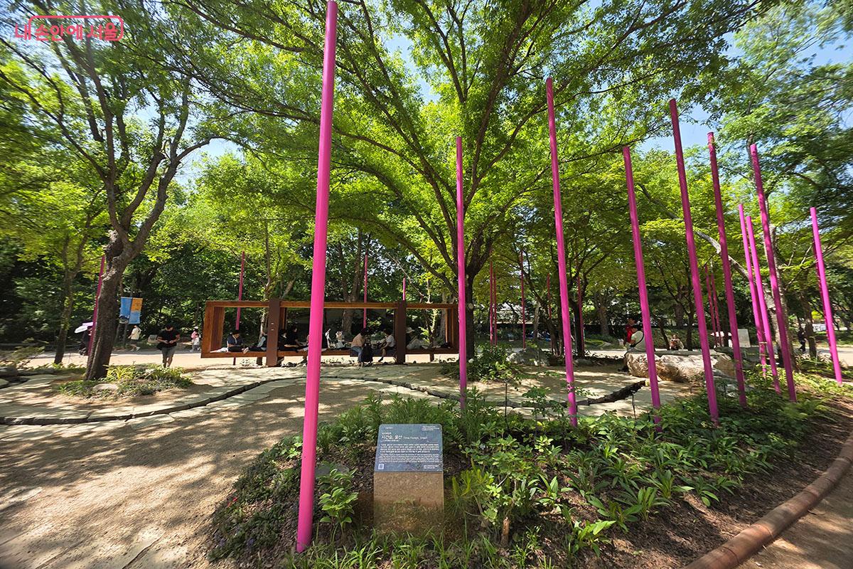 울산의 아름다운 대자연과 도시 서사를 절제된 선형적 리듬으로 담아낸 지자체 정원 &lsquo;시간숲, 울산&rsquo; 전경 &copy;양순남