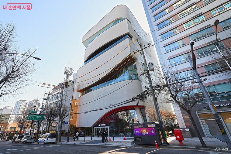 서울영화센터가 자리한 충무로 일대 상권과의 연계도 확대한다.