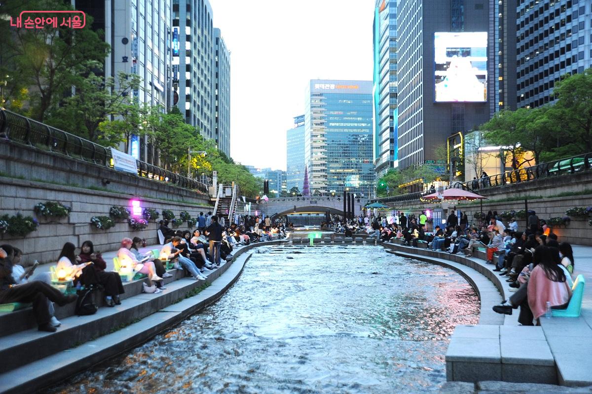 &lsquo;책읽는 맑은냇가&rsquo;가 청계천 모전교와 광통교 사이에 개장했다. &copy;조수봉
