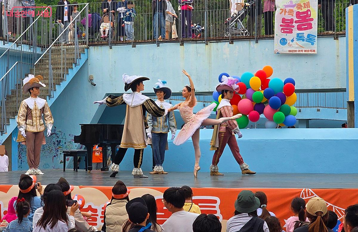 서울발레시어터의 <발레 톡톡>은 쉽고 재미있는 해설이 곁들어져 더 흥미로웠다. &copy;조성희