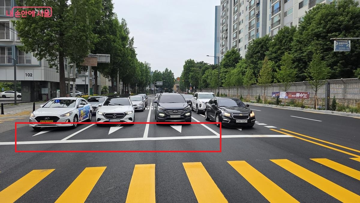 ‘대아아파트 앞 교차로’에 직진 차로가 기존 2개에서 3개로 확장되며 교통 흐름이 원활해졌다. ©최용수