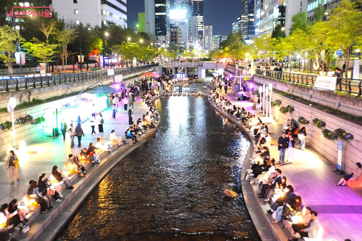 야간에 더욱 많은 방문객들이 &lsquo;책읽는 맑은냇가&rsquo;에서 힐링의 시간을 보내고 있다. &copy;조수봉