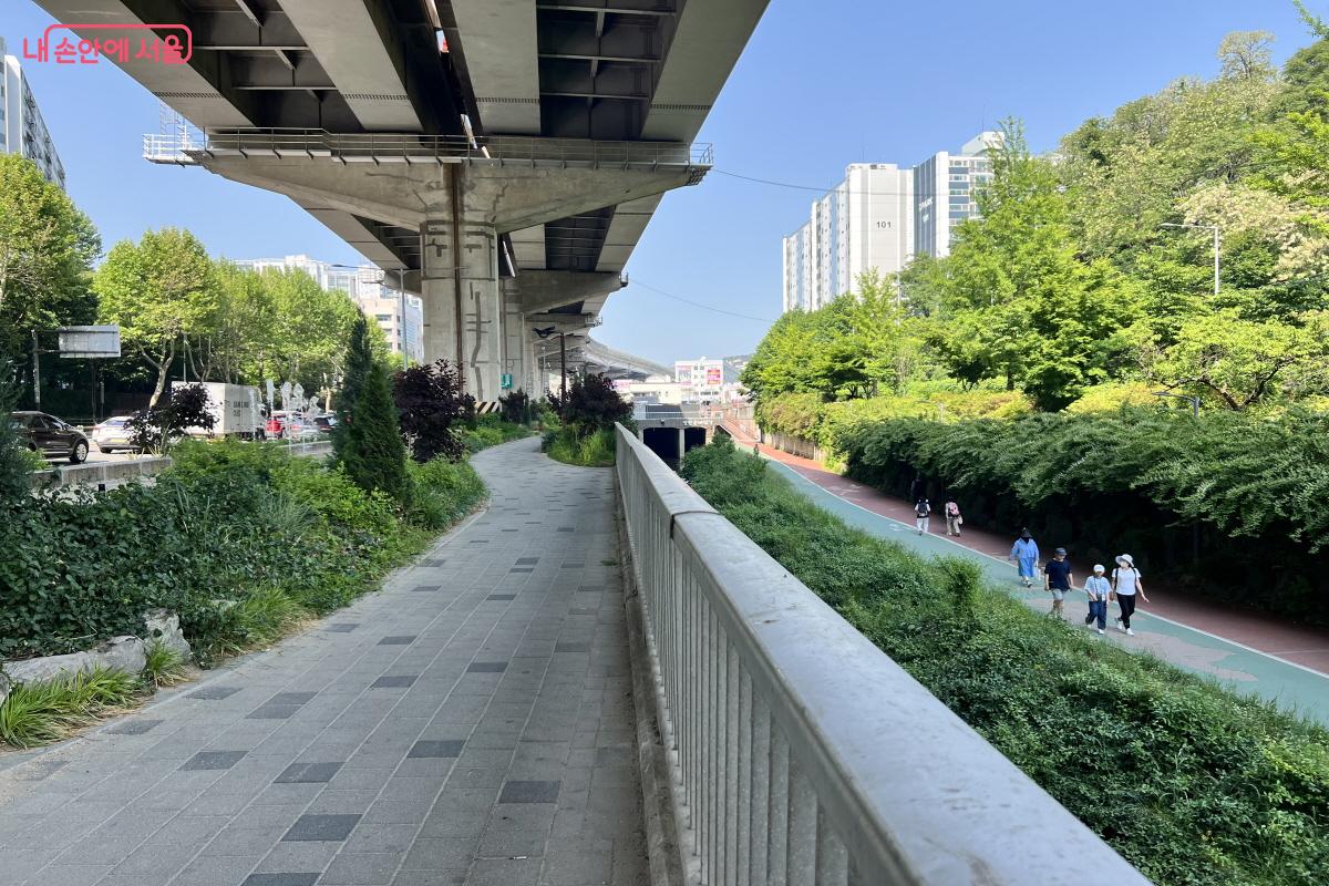 왼쪽은 그린아트길, 오른쪽은 홍제천 산책로다. &copy;박지영