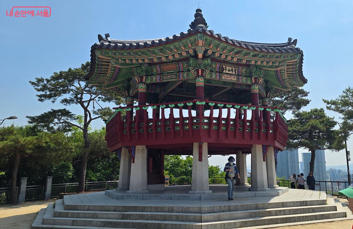 응봉산 정상의 팔각정 정자 &copy;조성희
