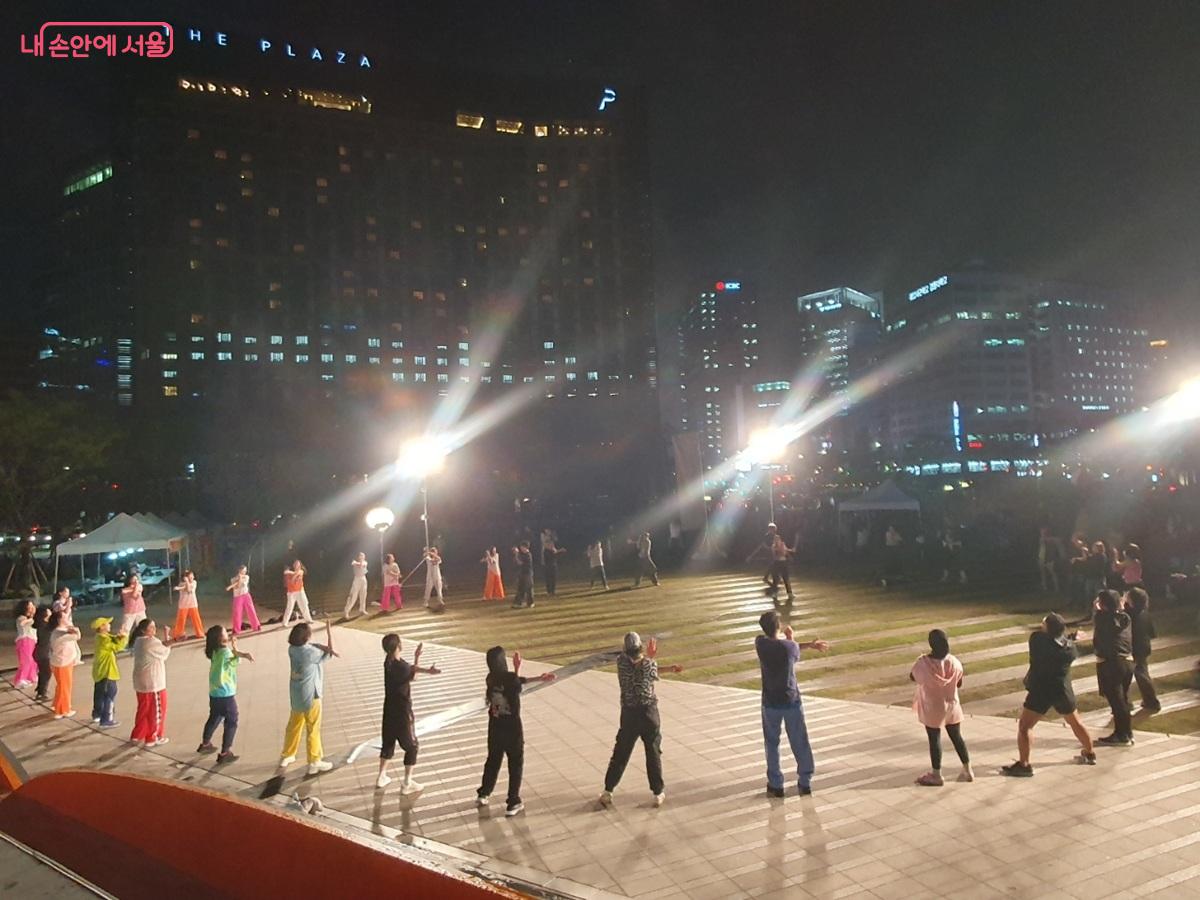 운동이 끝나갈 무렵, 서로 손을 맞잡은 채 커다란 원을 그린 모습은 장관이었다. &copy;엄윤주