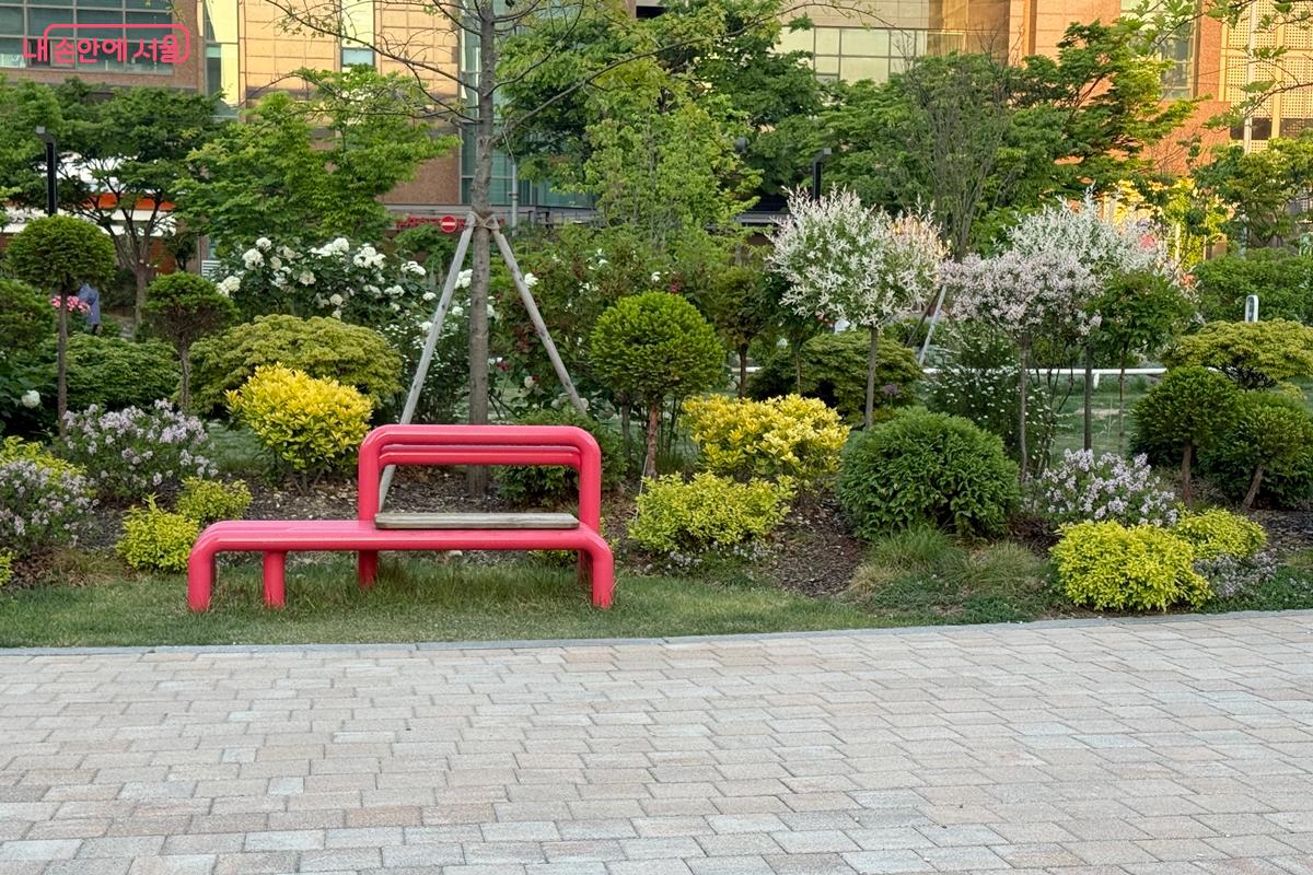 문래크래프트가든에 설치된 공예 작품, 철 소재의 벤치 ⓒ임윤아