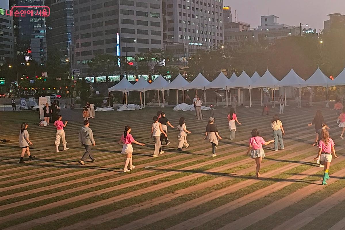 초여름밤의 열기, 라인댄스 한마당이 펼쳐진다. &copy;오도연