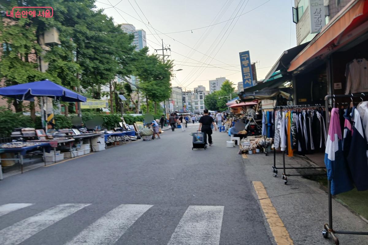 상인들과 자유롭게 흥정도 할 수 있는 동묘 벼룩시장 ©최은영