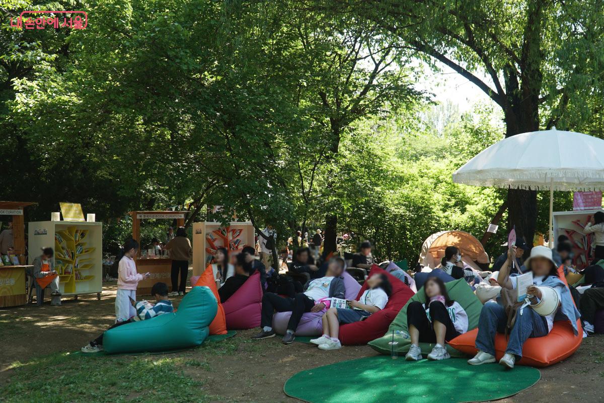 많은 시민들이 광진구 야외도서관에서 독서를 즐기고 있다. ⓒ홍혜수
