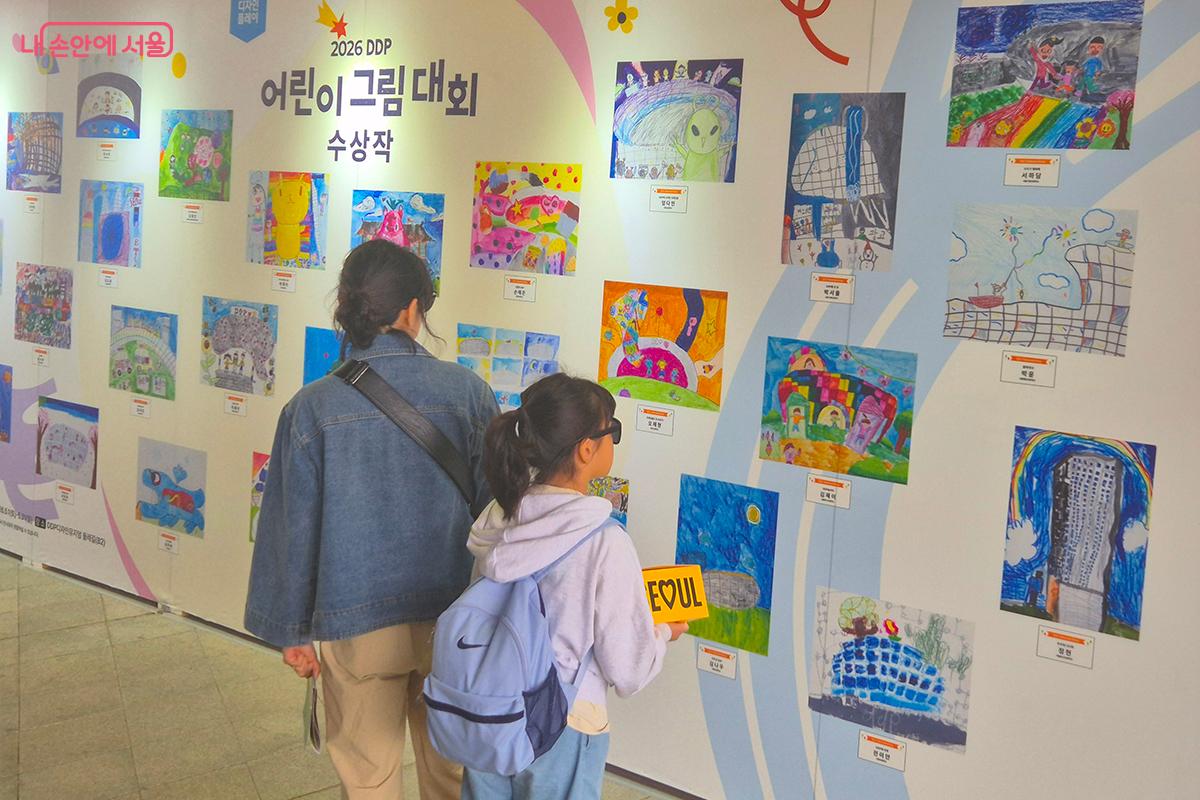 DDP 어린이 그림대회 수상작 100선이 전시된 &lsquo;디자인뮤지엄 둘레길&rsquo; &copy;정향선