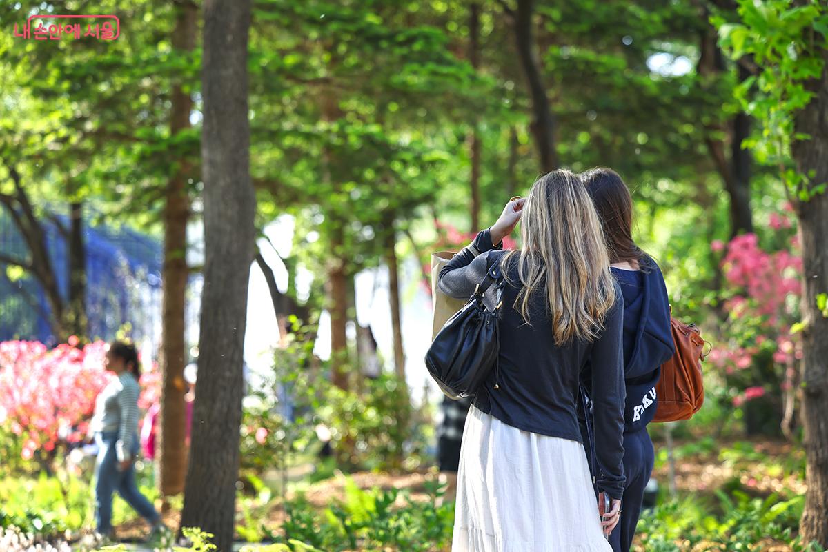 외국인 관광객도 서울정원박람회를 많이 찾아 추억을 만들고 있다 ©김주연