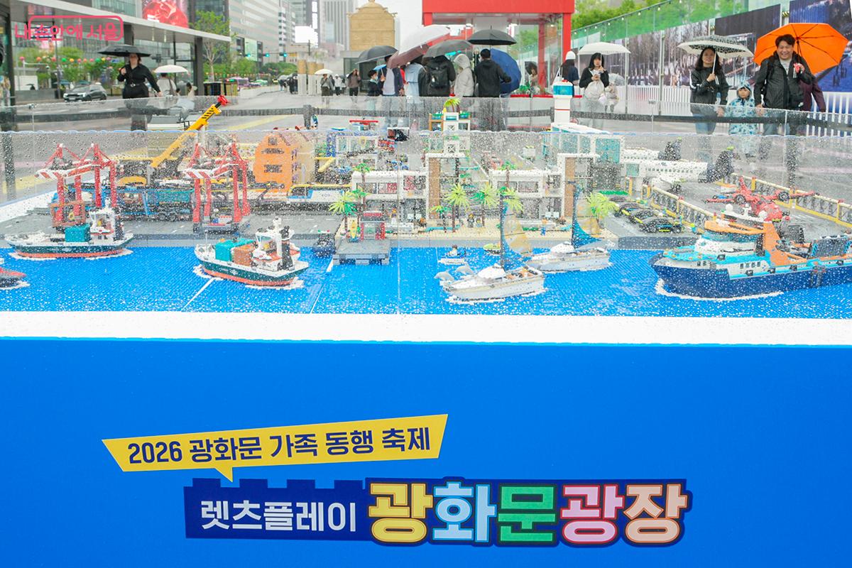 광화문광장 곳곳에는 레고 브릭으로 완성된 대형 작품들이 시민들의 발길을 붙잡았다.  ⓒ문청야