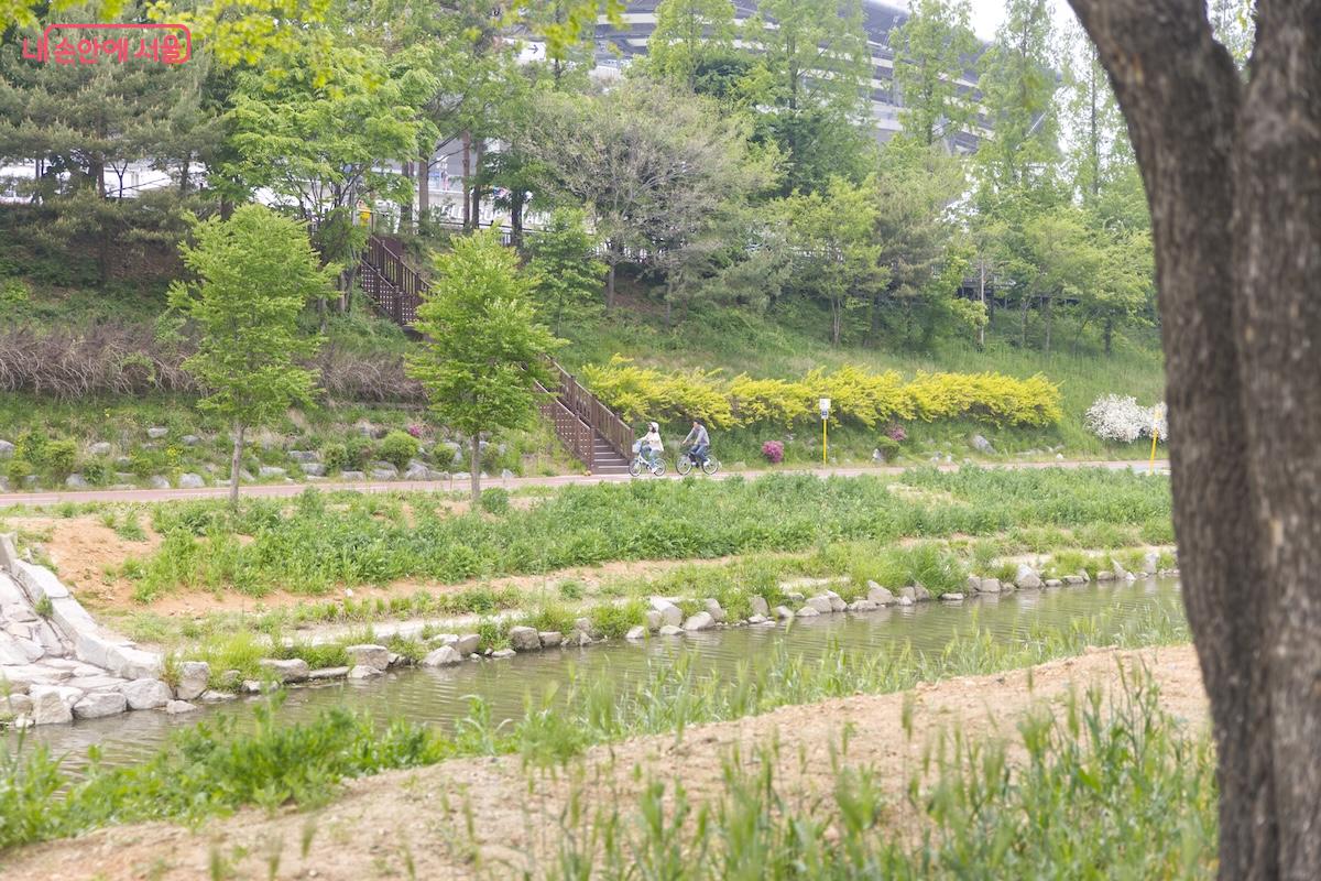 성미다리 양옆으로 월드컵천 경관폭포와 수변테라스 카페가 기다리고 있다