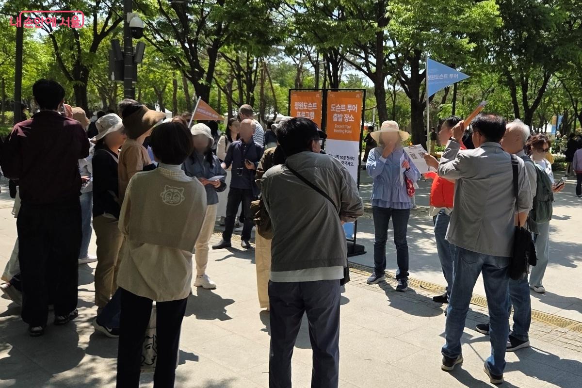 정원 도슨트 투어는 정원을 알아보는 방법 중 하나다. &copy;김미선