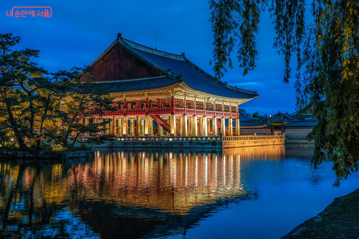 연못에 반영된 화려한 경회루는 방문객들에게 특히 인기가 높은 명소다. ©박우영