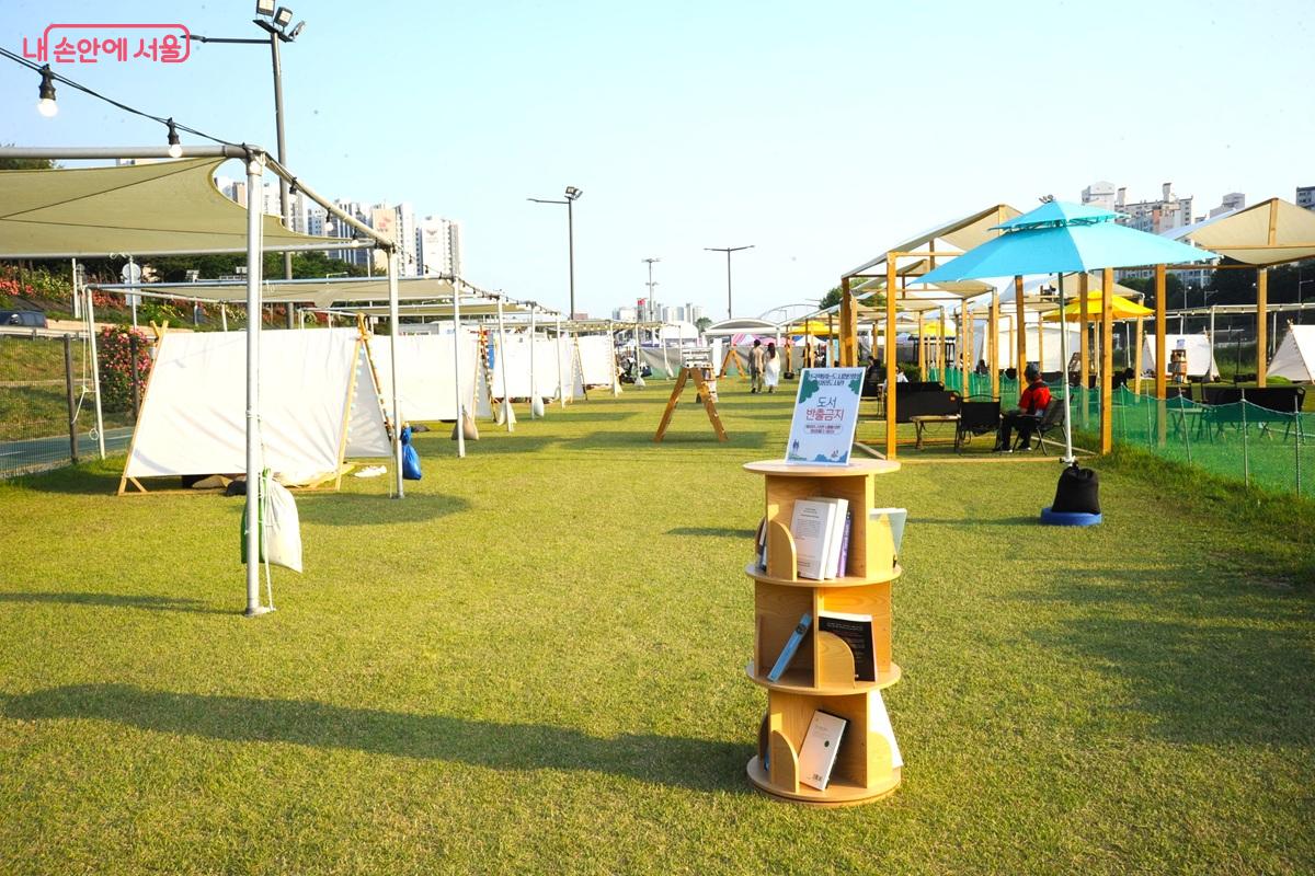 장미축제 메인 행사 기간 중 중랑파크골프장에는 야외도서관이 운영됐다. &copy;조수봉