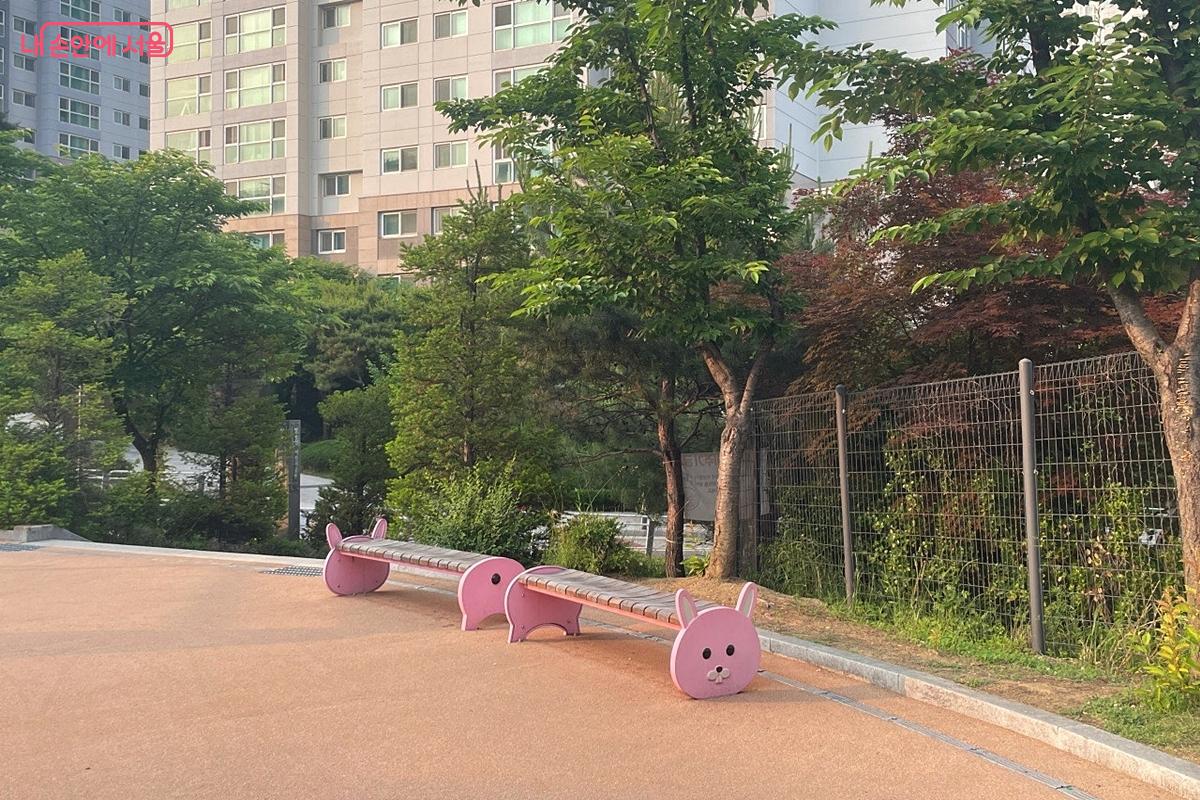 토끼 모양의 벤치 &copy;임윤아 