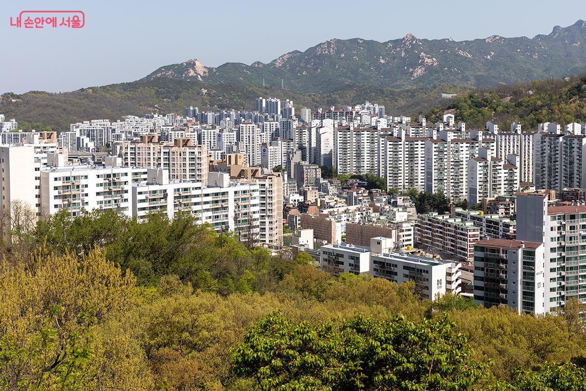 안산 자락길 전망대에서 바라본 모습, 대단위 아파트 단지와 인왕산과 북한산 등 멋진 풍경이 펼쳐진다. &copy;문청야
