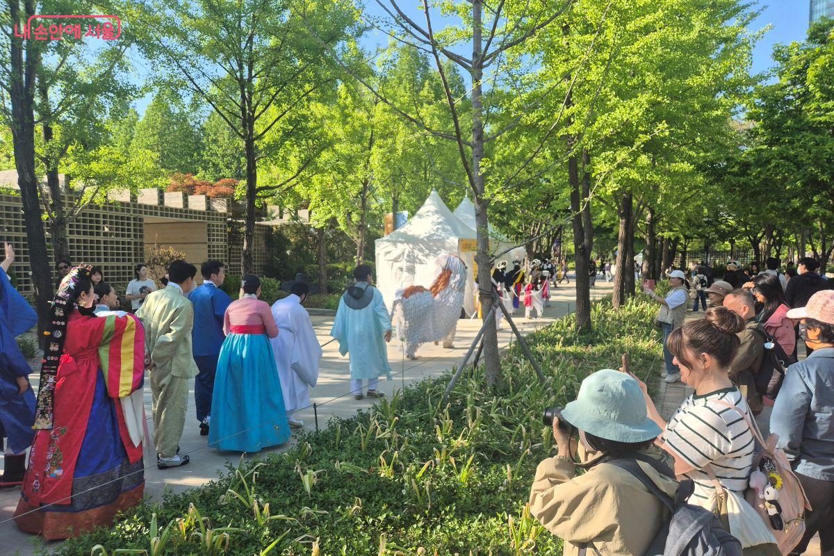 5월 4일에는 한국전통혼례 재현공연이 있었다. &copy;조현정