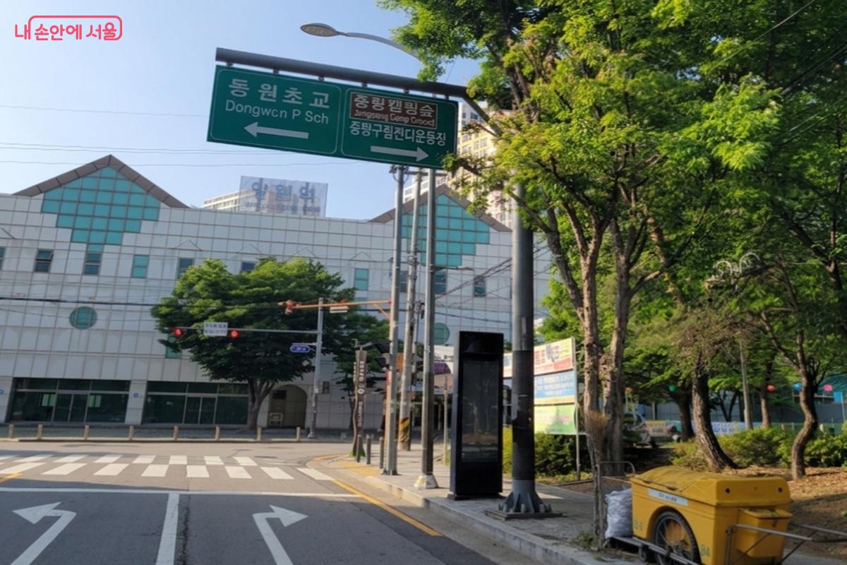 중랑가족캠핑장은 경의중앙선 양원역과 가깝다. '중랑가족캠핑장' 방향 안내 표지판이 보인다. ©조연
