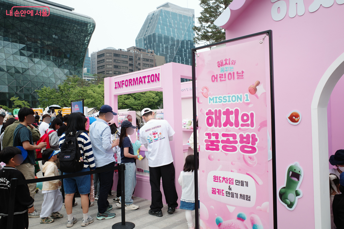 서울광장 내 &lsquo;해치의 꿈 체험존&rsquo; 참여를 위해 줄 서 있는 시민들의 모습 &copy;김미선