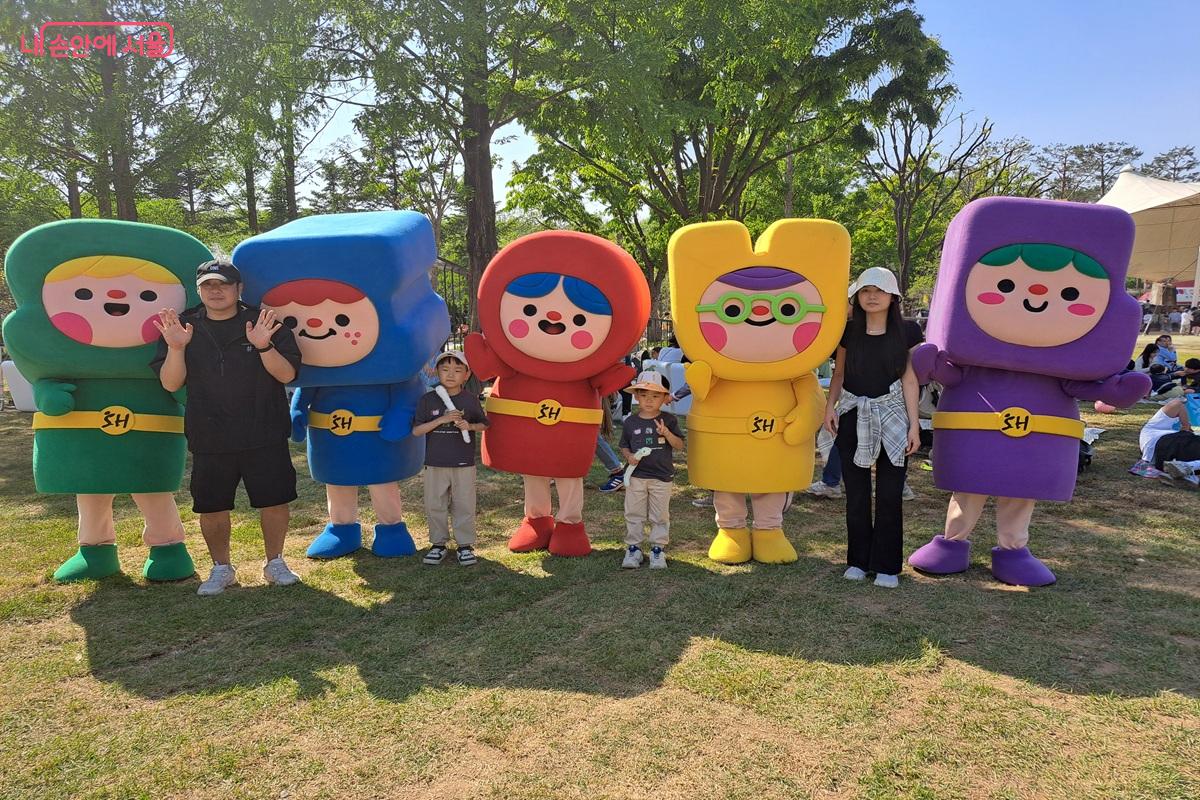 캐릭터와 함께 찰칵! 즉석 인화 사진도 제공해준다. &copy;홍지영 