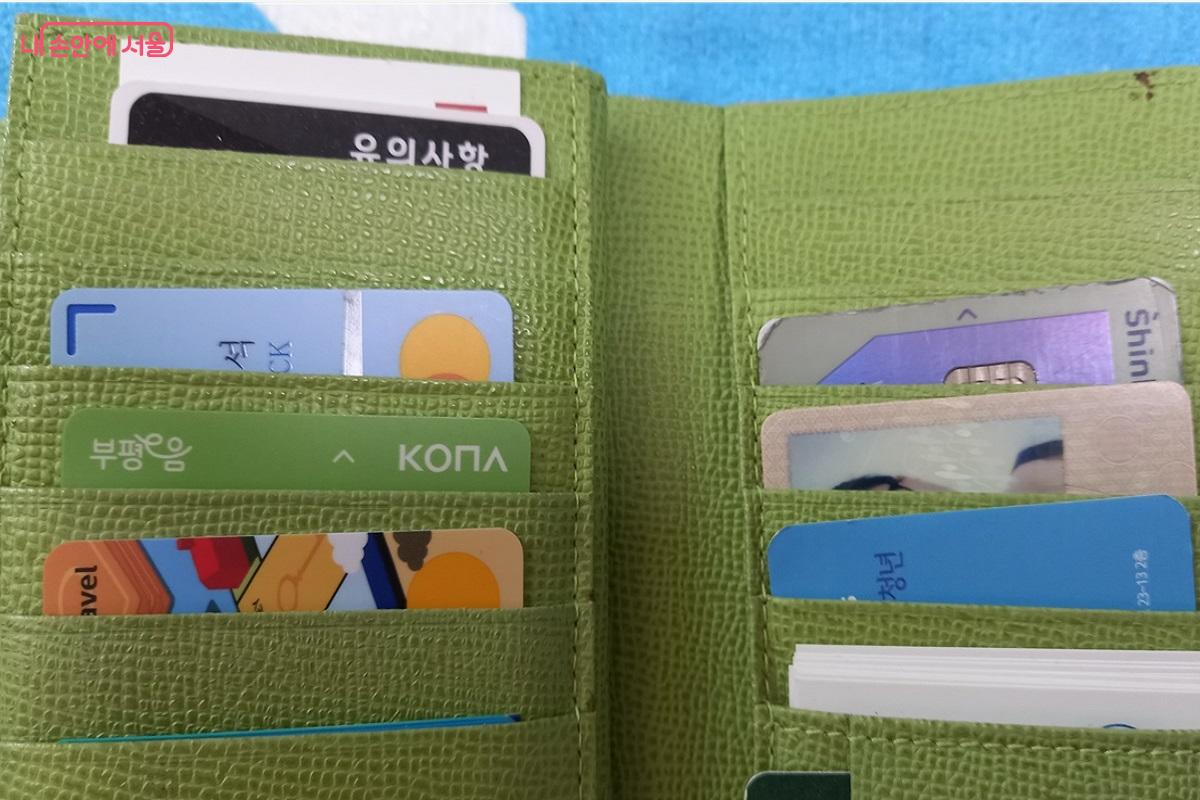각종 카드로 꽉 차 버린 지갑 &copy;박유진