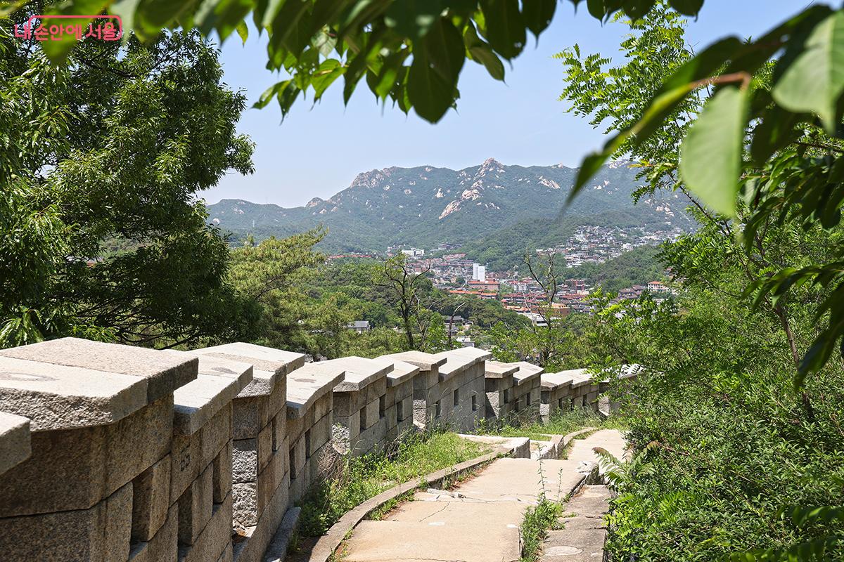성곽길을 따라 20여 분 걷다 보면 인왕산의 싱그러운 녹음을 만나볼 수 있다. &copy;김주연