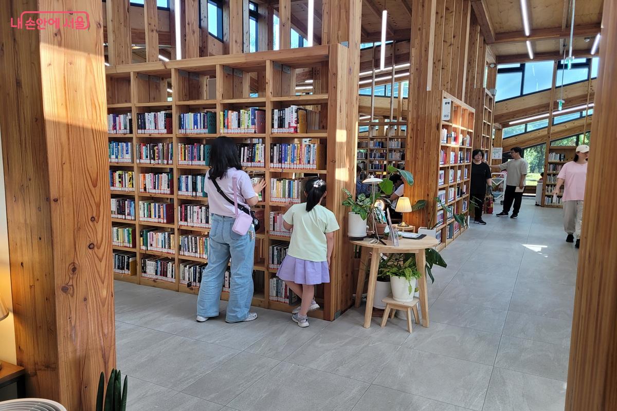 목재 구조와 자연 채광이 어우러진 오동숲속도서관 내부 &copy;조연