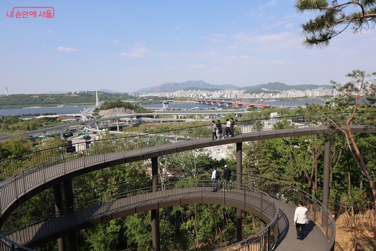 산책로를 걷다가 한강 전경을 감상하는 시민들 &copy;박우영
