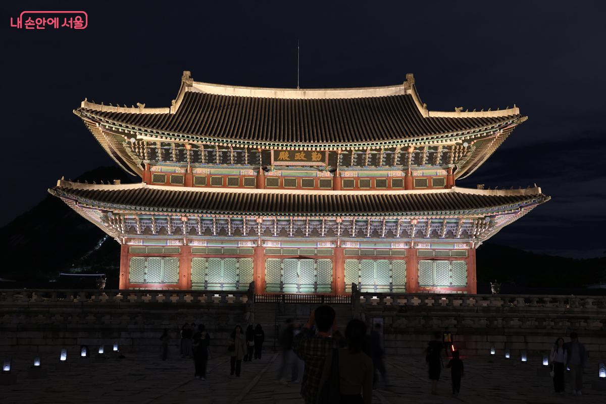 경복궁의 정전인 근정전. 상반기 경복궁 야간 관람은 오는 6월 14일까지 진행된다. ©박우영