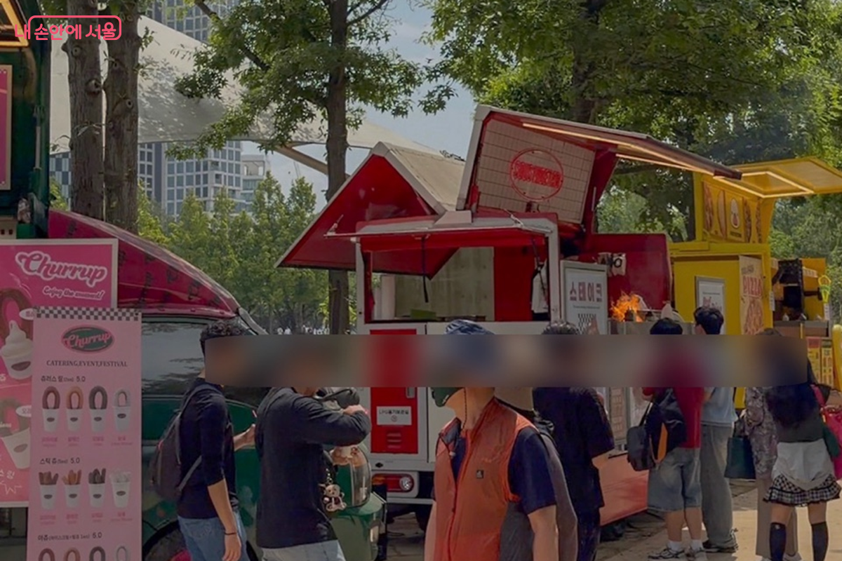 푸드트럭과 정원마켓 등 다양한 즐길거리로 축제 분위기를 더한 박람회장 ⓒ권혜원