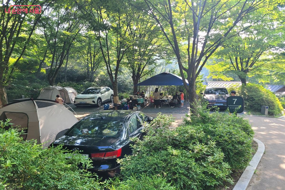 중랑가족캠핑장에서 시민들이 숲속 캠핑을 즐기고 있다. ©조연
