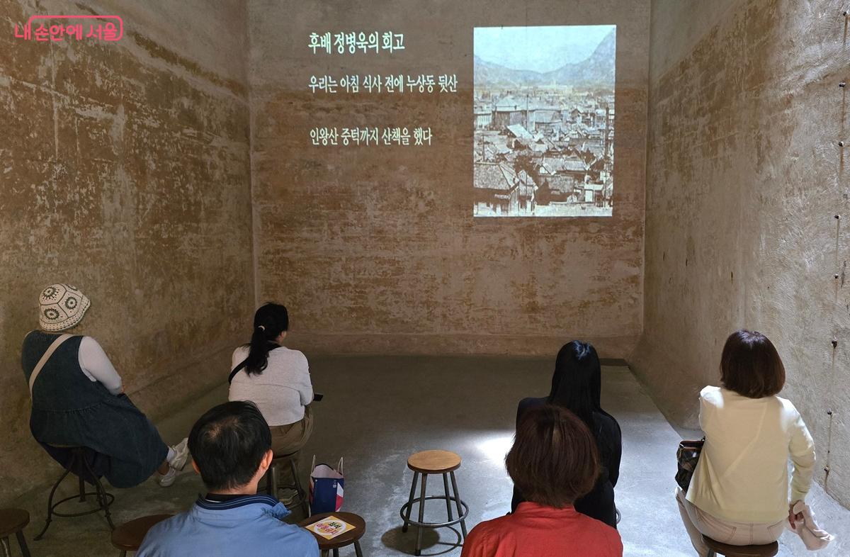 제3전시실, 영상을 보는 시민들 모습 &copy;조성희