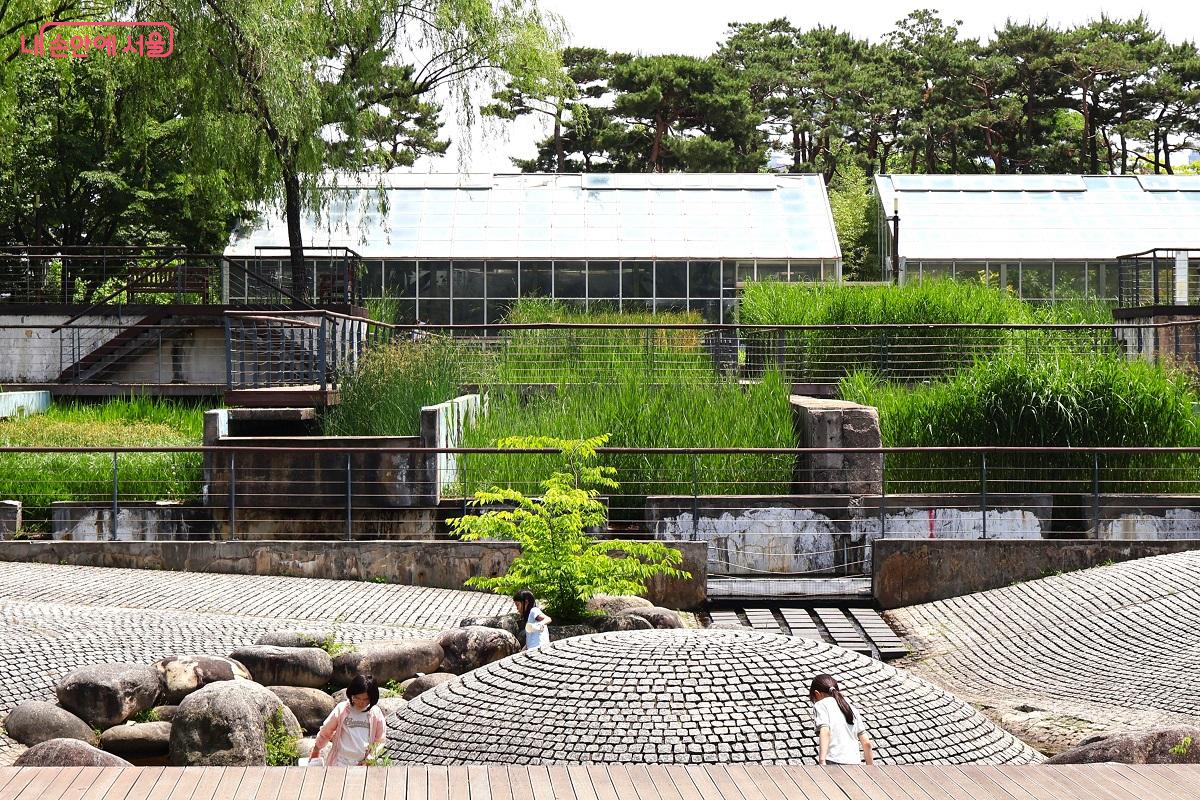 자갈마당에서 뛰노는 아이들의 환경물놀이터 &copy;이봉덕 