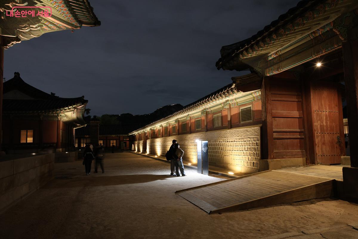 시민들이 산책하듯 경복궁 야간 관람을 즐기고 있다. ©박우영