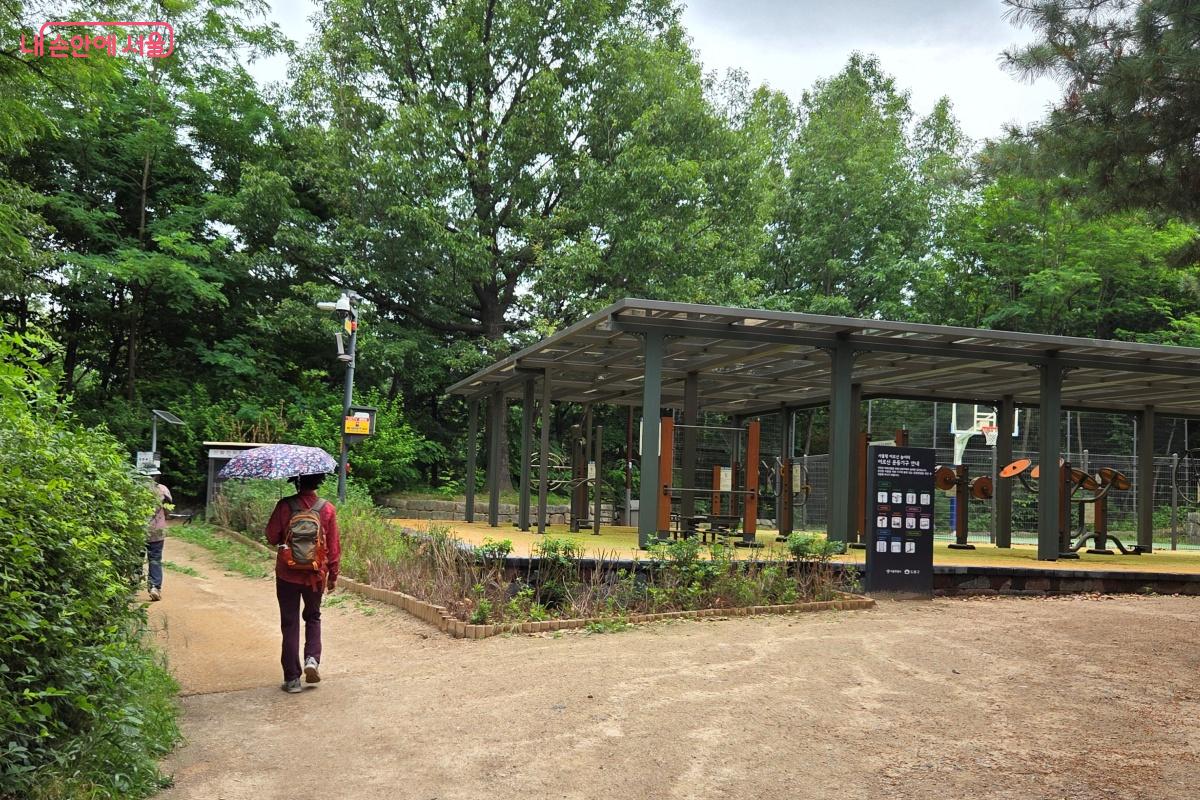 초안산근린공원 산책로 옆에 위치한 어르신 놀이터 &copy;김미선