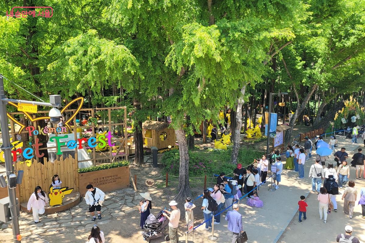 서울숲 포켓몬 시크릿 포레스트 행사장 앞에서 대기 중인 시민들 &copy;조연